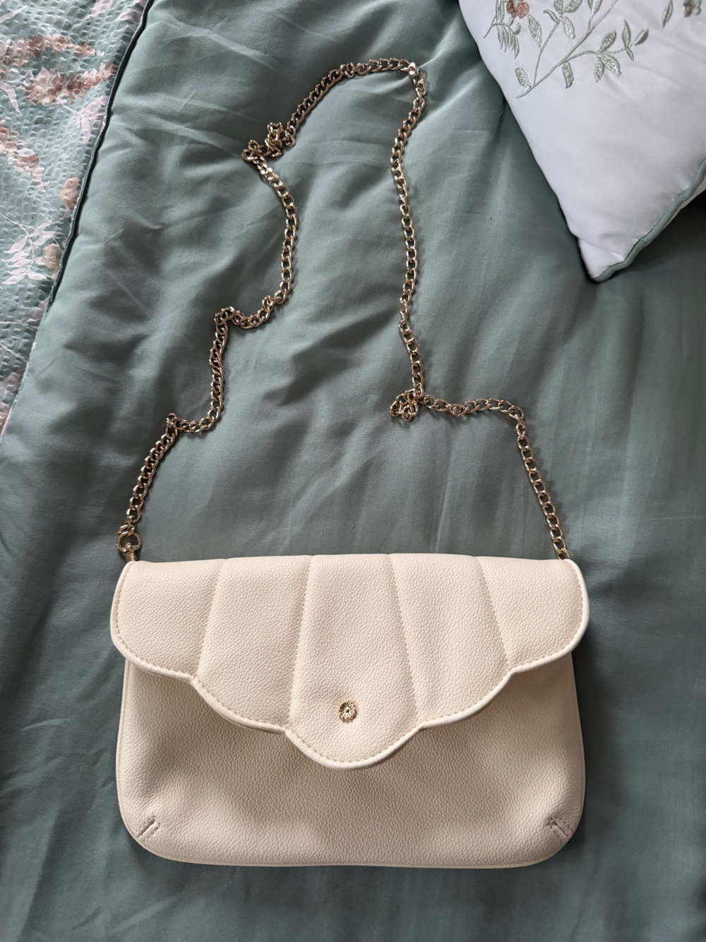NWOT LC Lauren Conrad Suri Scallop Flap Crossbody Bag